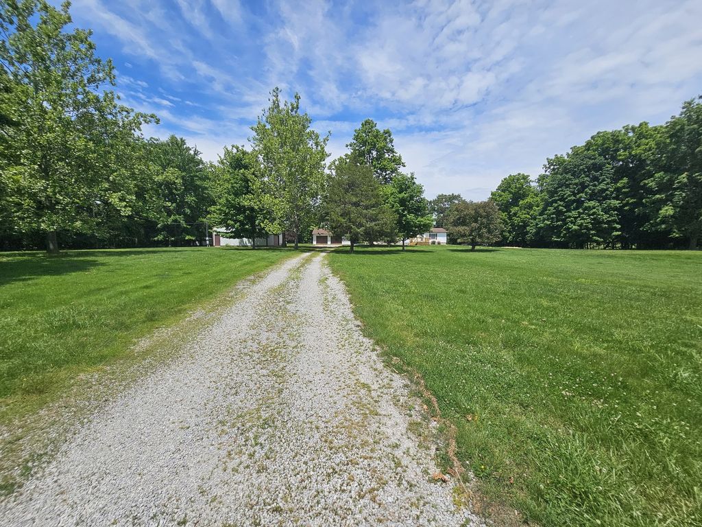Image 5 of property listing at 14230 E Windsong Road, Mt Vernon, IL 62864