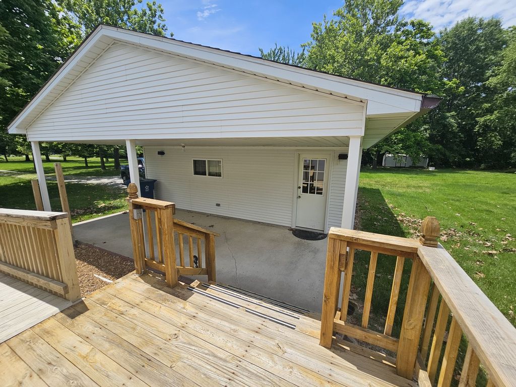 Image 7 of property listing at 14230 E Windsong Road, Mt Vernon, IL 62864