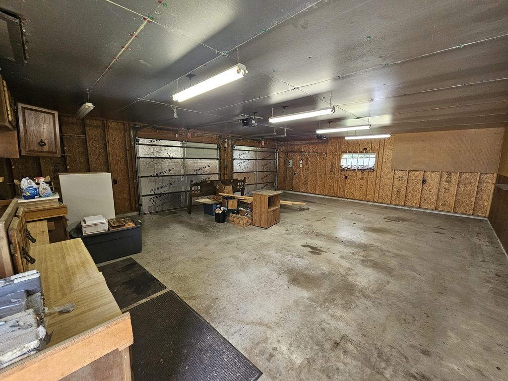 Image 8 of property listing at 14230 E Windsong Road, Mt Vernon, IL 62864