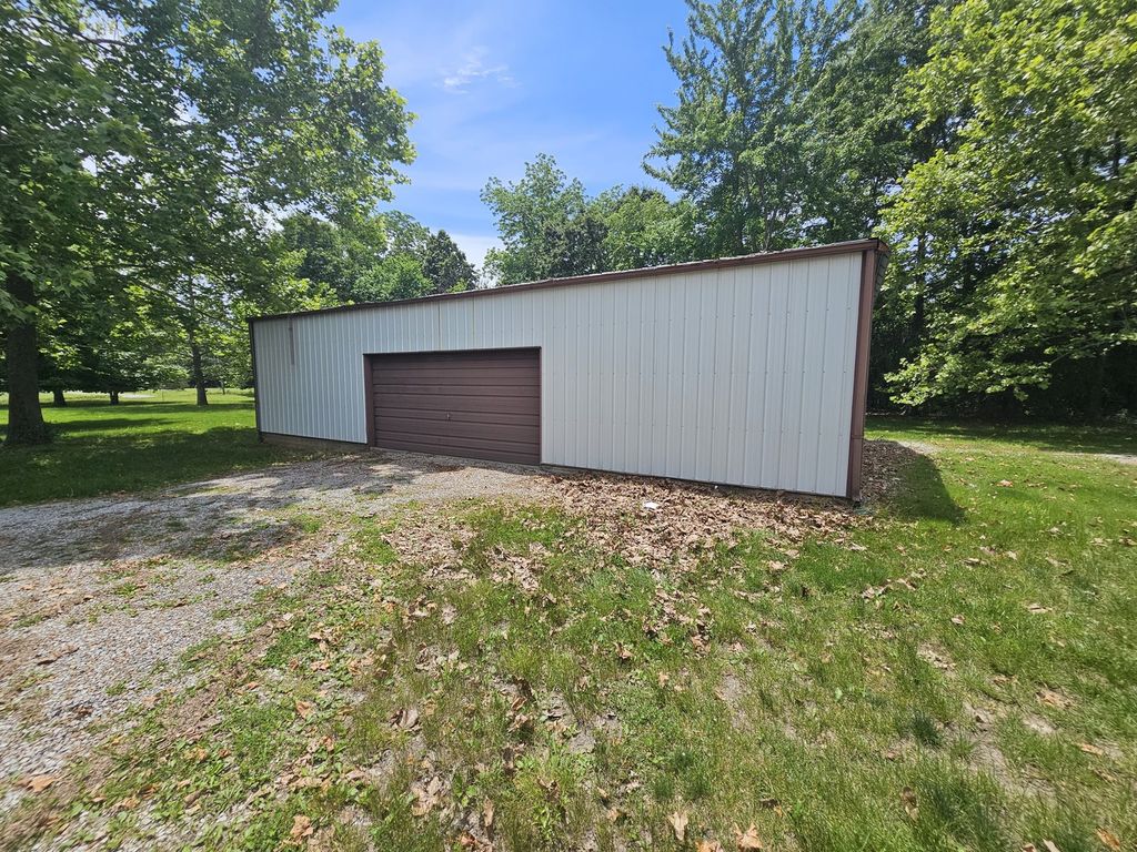 Image 9 of property listing at 14230 E Windsong Road, Mt Vernon, IL 62864