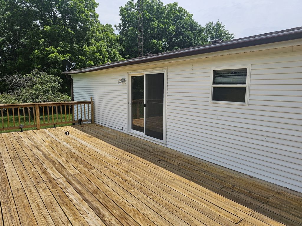 Image 10 of property listing at 14230 E Windsong Road, Mt Vernon, IL 62864