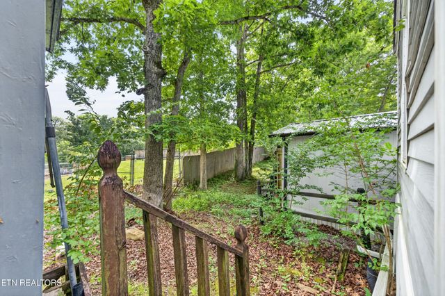 9227 Cherokee Tr, Crossville, TN 38572