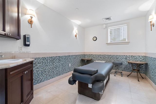 19900 E Country Club Dr 616, Aventura, FL 33180