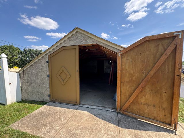 31 BRIDGETOWN PIKE, Feasterville-trevose, PA 19053