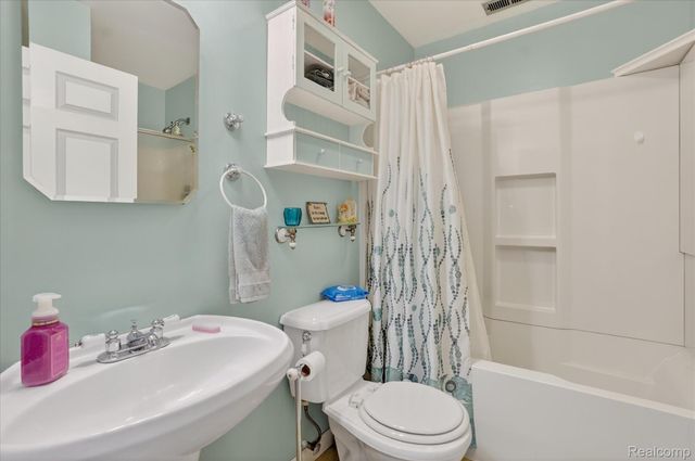 9102 N Genesee Road, Thetford Township, MI 48458