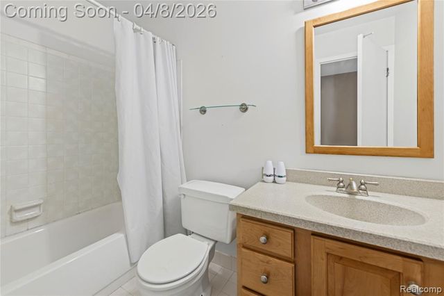 121 Stratford Lane, Rochester Hills, MI 48309