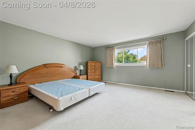 121 Stratford Lane, Rochester Hills, MI 48309