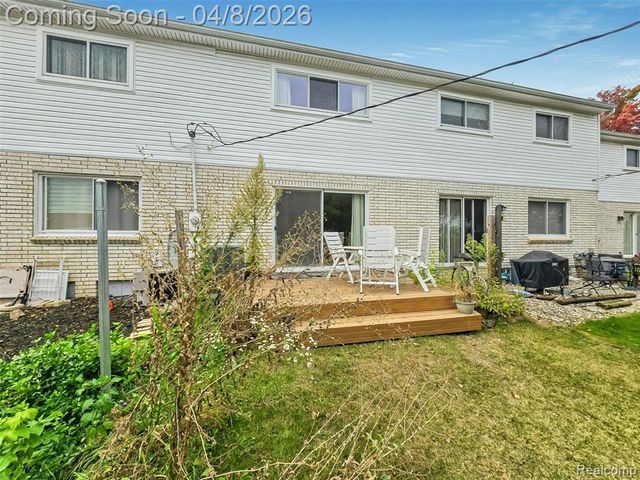 121 Stratford Lane, Rochester Hills, MI 48309