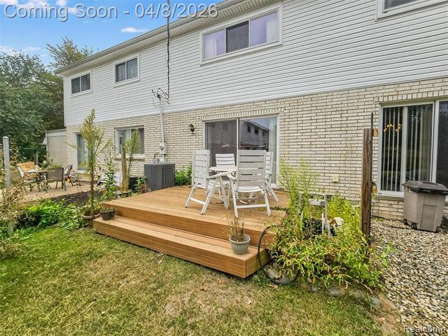 121 Stratford Lane, Rochester Hills, MI 48309