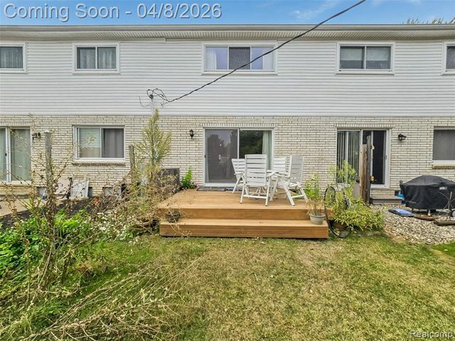 121 Stratford Lane, Rochester Hills, MI 48309