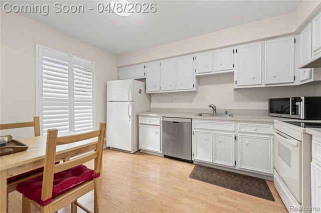 121 Stratford Lane, Rochester Hills, MI 48309