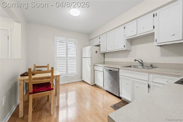 121 Stratford Lane, Rochester Hills, MI 48309