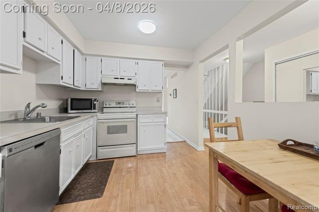 121 Stratford Lane, Rochester Hills, MI 48309