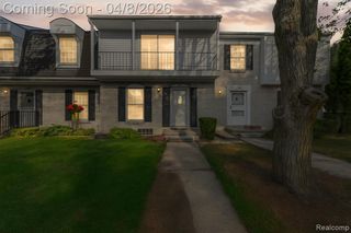 121 Stratford Lane, Rochester Hills, MI 48309