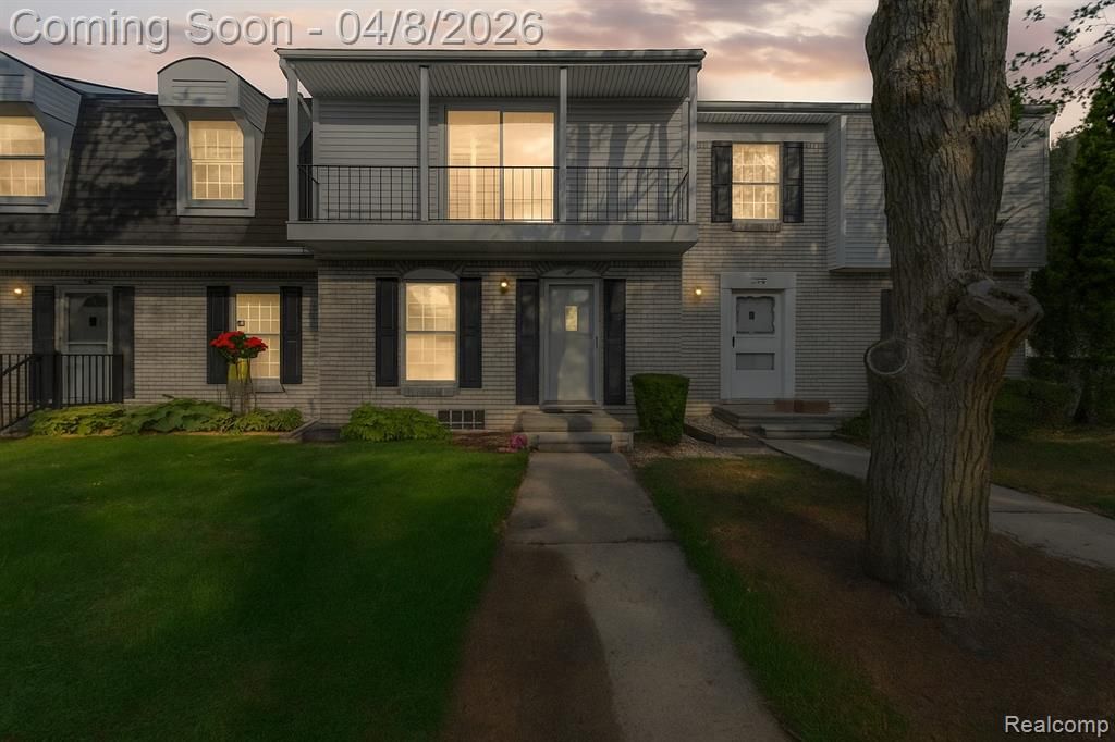 121 Stratford Lane, Rochester Hills, MI 48309