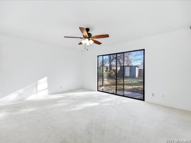 204 Regal Oaks Drive, Live Oak, TX 78233