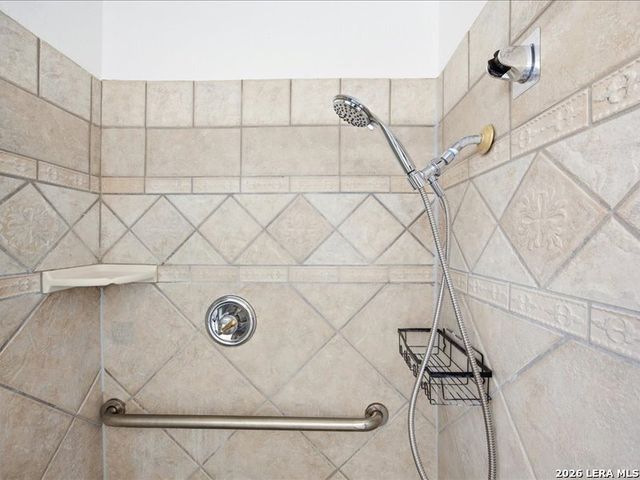 204 Regal Oaks Drive, Live Oak, TX 78233