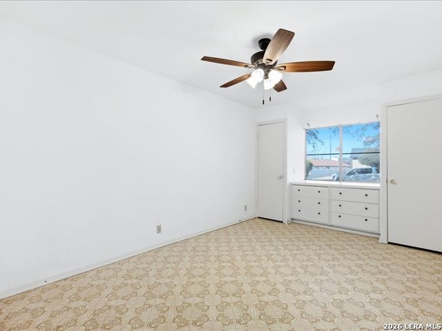 204 Regal Oaks Drive, Live Oak, TX 78233