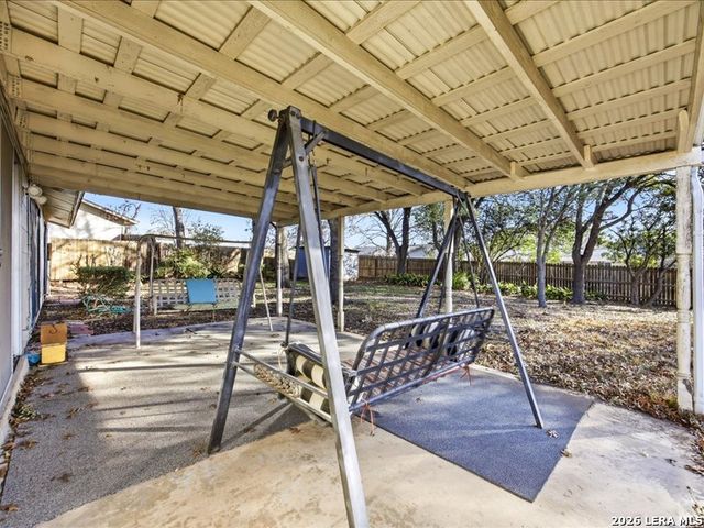 204 Regal Oaks Drive, Live Oak, TX 78233