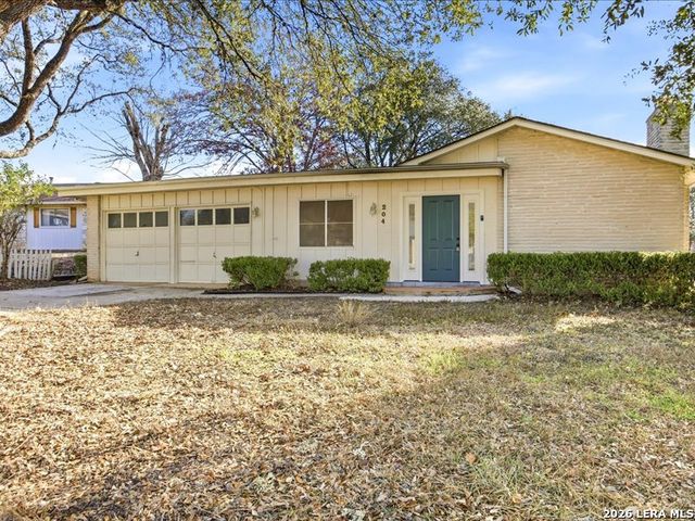 204 Regal Oaks Drive, Live Oak, TX 78233