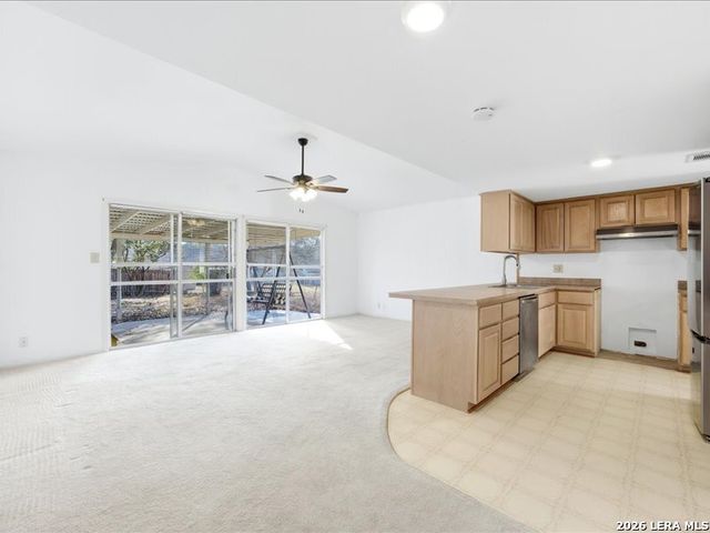 204 Regal Oaks Drive, Live Oak, TX 78233