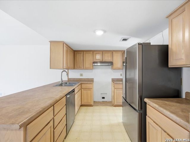 204 Regal Oaks Drive, Live Oak, TX 78233