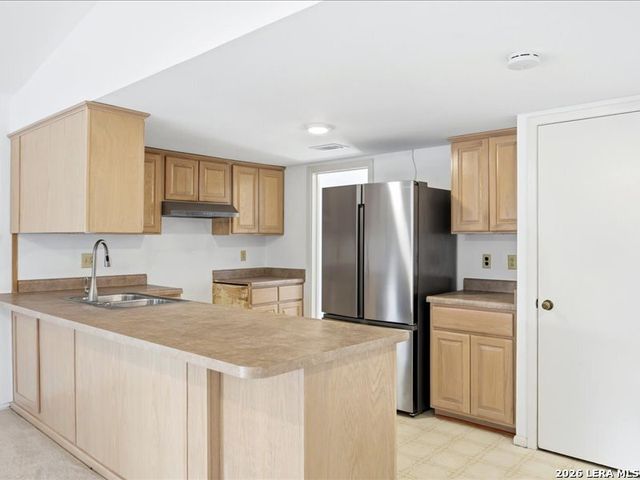 204 Regal Oaks Drive, Live Oak, TX 78233