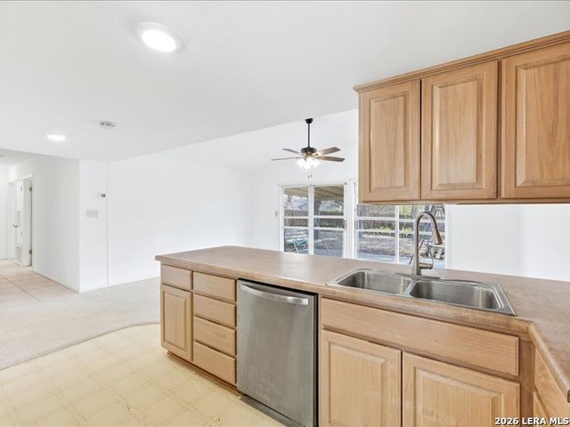 204 Regal Oaks Drive, Live Oak, TX 78233