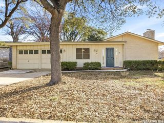 204 Regal Oaks Drive, Live Oak, TX 78233