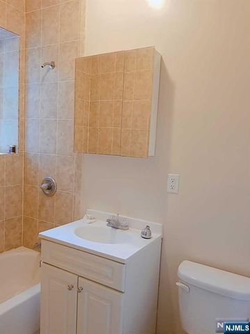 30 W Harriet Avenue 1W, Palisades Park, NJ 07650