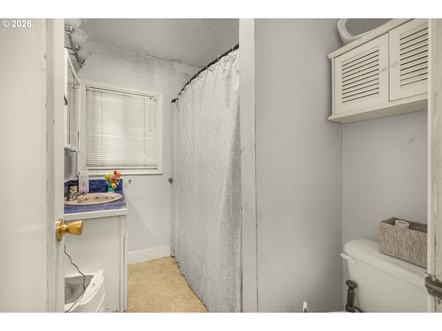 13025 Se HAROLD St, Portland, OR 97236