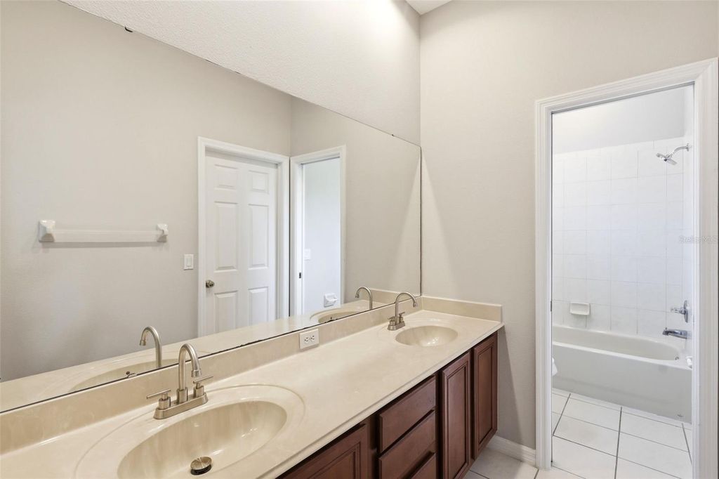 Image 25 of property listing at 2555 SAND ARBOR CIRCLE, Orlando, FL 32824