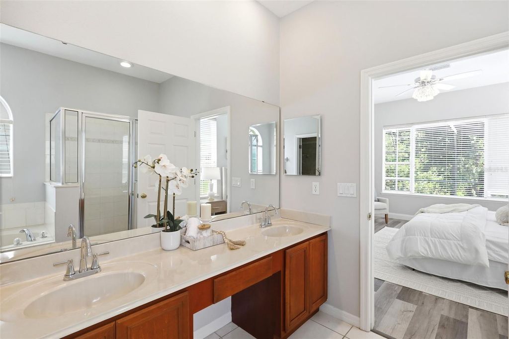 Image 10 of property listing at 2555 SAND ARBOR CIRCLE, Orlando, FL 32824