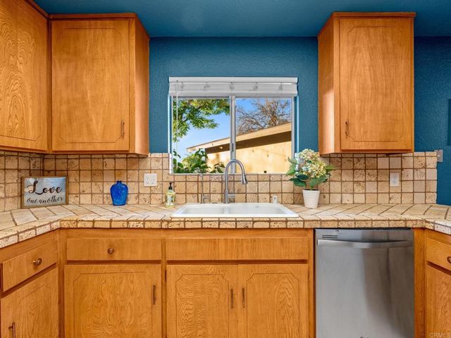 1130 Pebble Springs Lane, Escondido, CA 92026