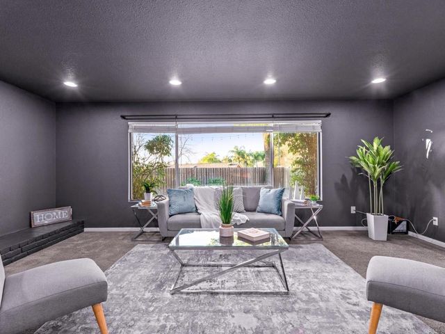 1130 Pebble Springs Lane, Escondido, CA 92026