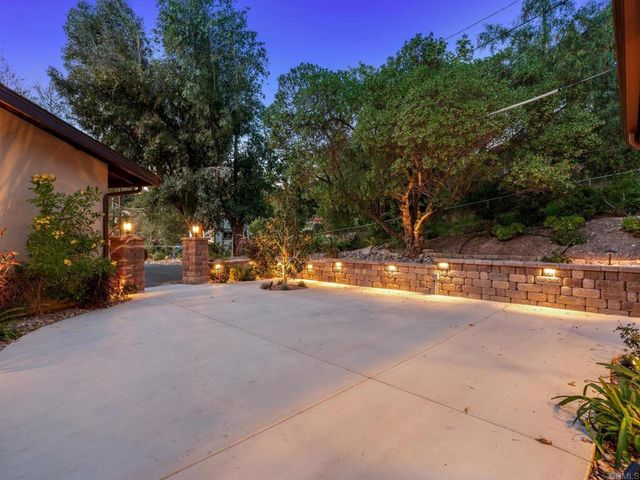1130 Pebble Springs Lane, Escondido, CA 92026