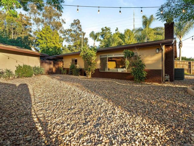 1130 Pebble Springs Lane, Escondido, CA 92026