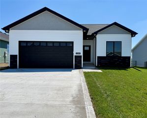 1946 Tuscany Drive SE, Altoona, IA 50009