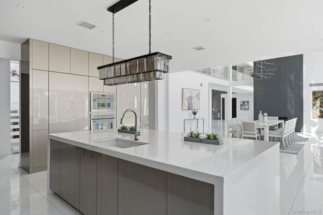 31 Chestnut Hill Drive, Upper Brookville, NY 11771