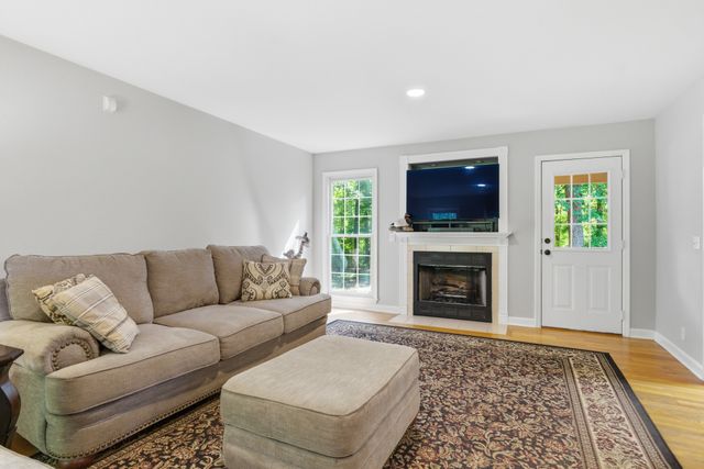 957 Ford Rd, White Bluff, TN 37187