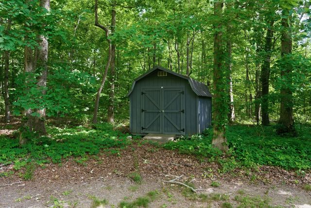 957 Ford Rd, White Bluff, TN 37187
