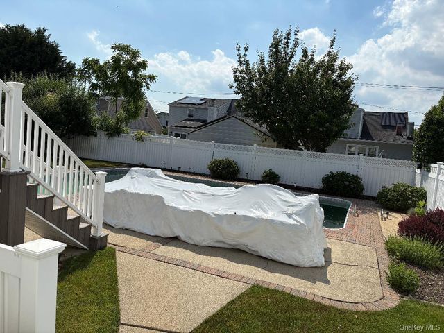 202 W End Avenue, Massapequa, NY 11758