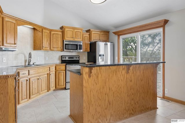 1609 Savannah Drive, Papillion, NE 68133