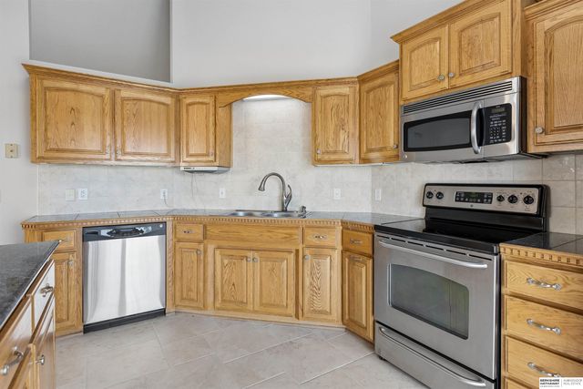 1609 Savannah Drive, Papillion, NE 68133