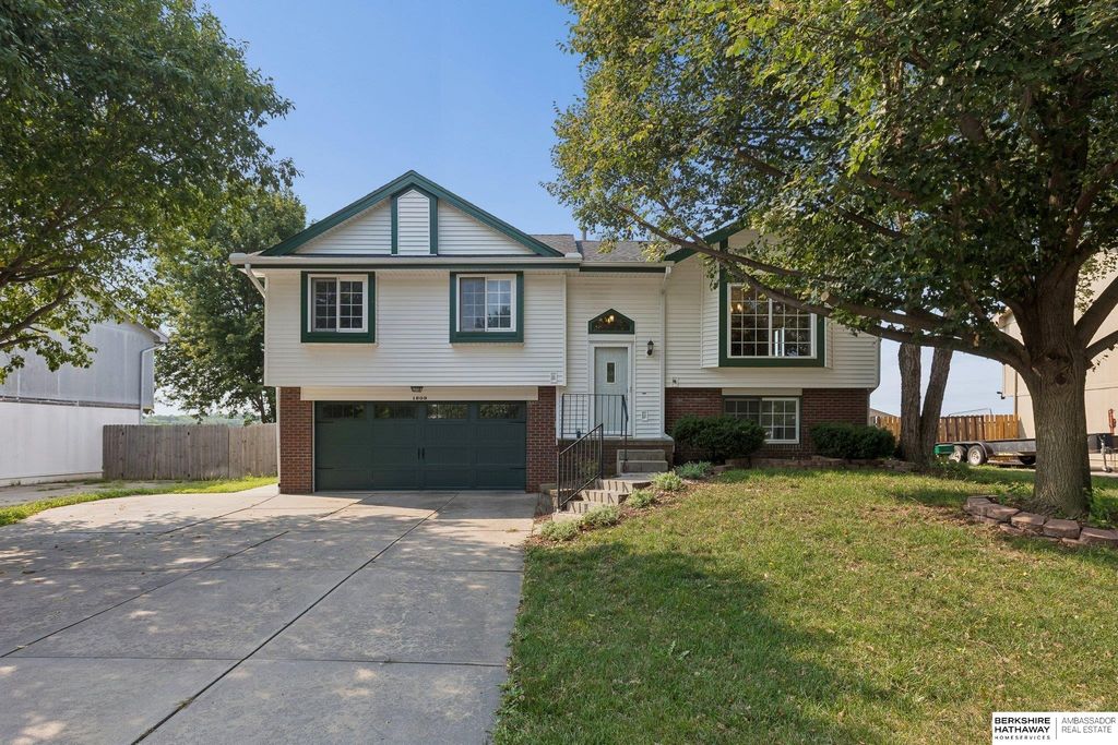 1609 Savannah Drive, Papillion, NE 68133