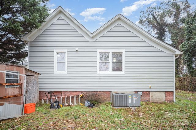 305 S Gaston Street, Dallas, NC 28034