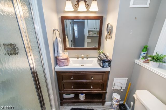 8 Kennedy Dr, Fairfield Twp., NJ 07004