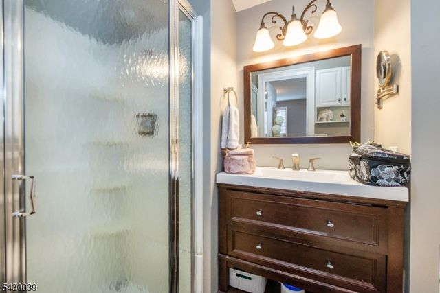 8 Kennedy Dr, Fairfield Twp., NJ 07004