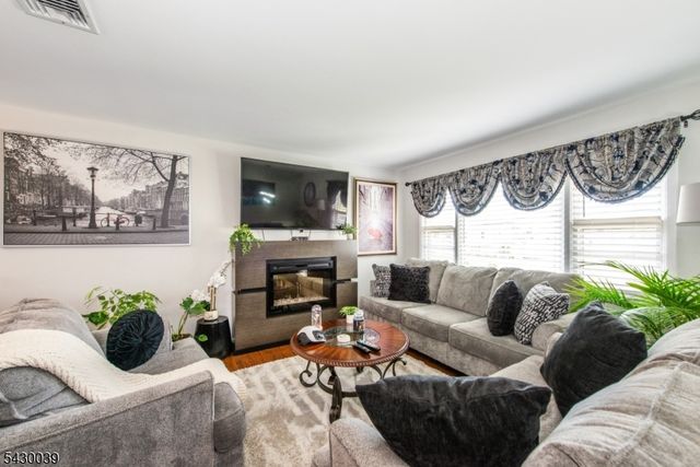 8 Kennedy Dr, Fairfield Twp., NJ 07004