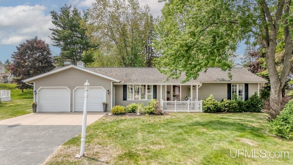 1511 W C St, Iron Mountain, MI 49801